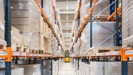 Langer Gang, der mit LED-Beleuchtung erhellt wird