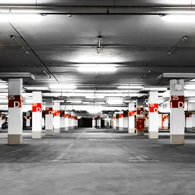 LED-Röhren in einer Tiefgarage